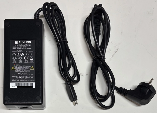 Battery efinity 77 Input: 100-240V, Output 42V - 2A 